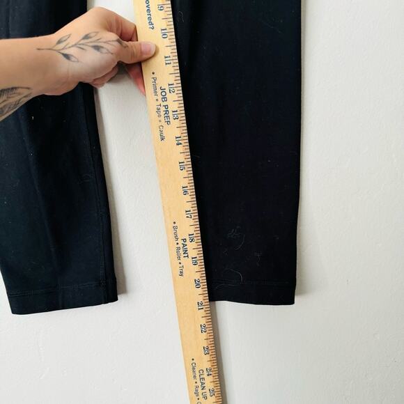 Lululemon color black Cropped Leggings size 4 21” - Picture 6 of 10